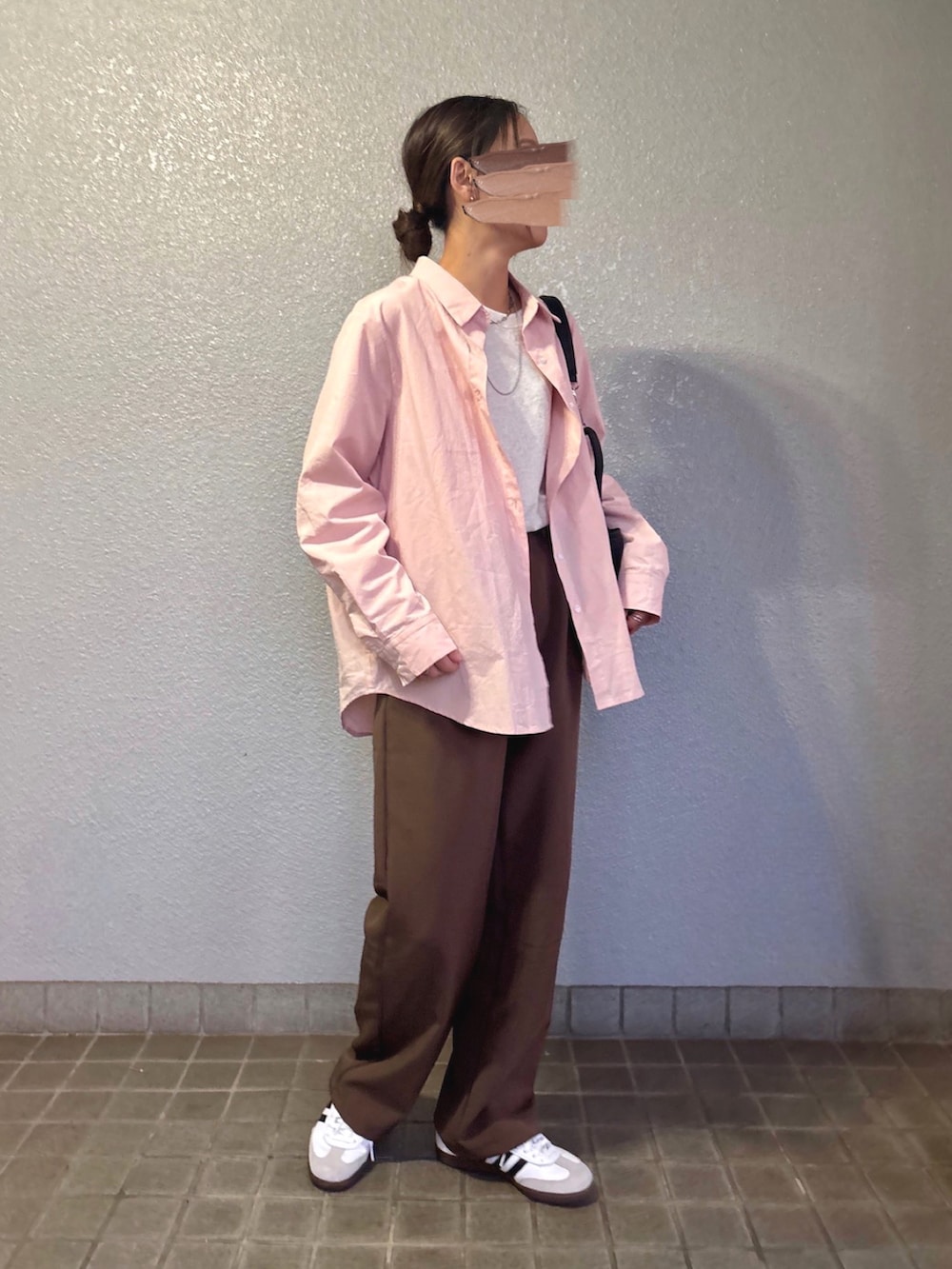 ホワイト系のスニーカーを着用したレディースの秋コーディネートの2枚目の写真