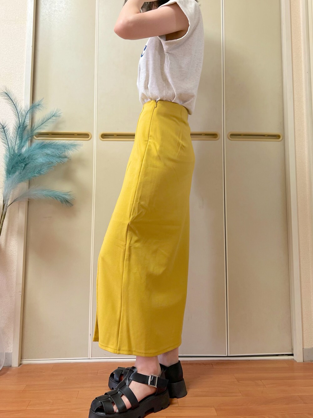 ホワイト系のTシャツ/カットソー、イエロー系のスカートを着用したレディースの夏コーディネートの4枚目の写真