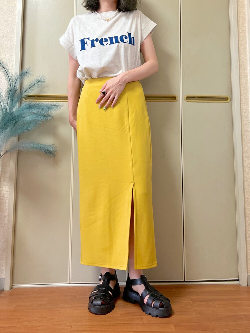 ホワイト系のTシャツ/カットソー、イエロー系のスカートを着用したレディースの夏コーディネートの3枚目の写真