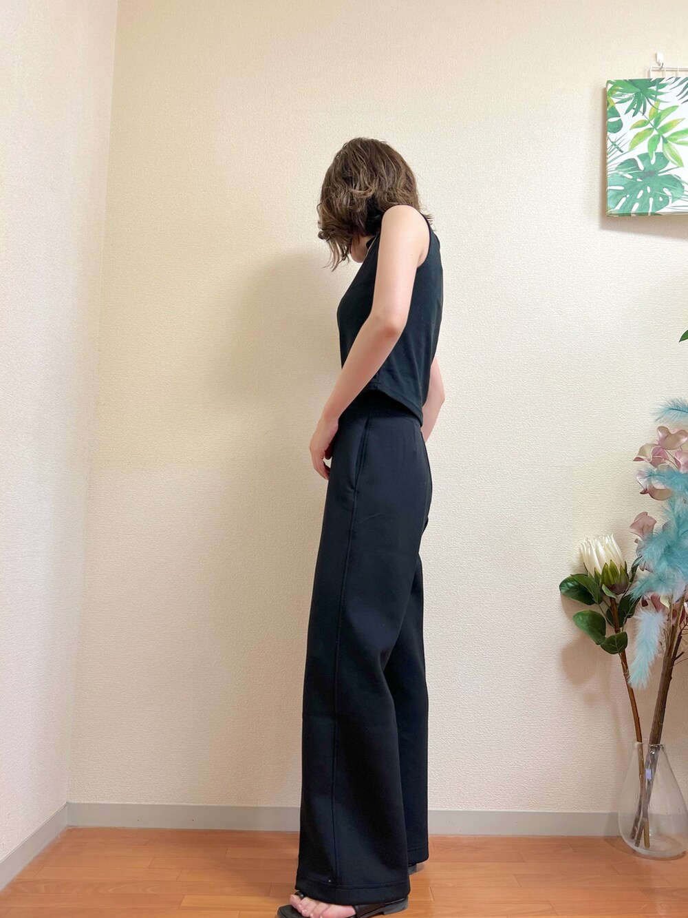 ブラック系のタンクトップ、ブラック系のサンダル、ブラック系のパンツを着用したレディースの夏コーディネートの2枚目の写真