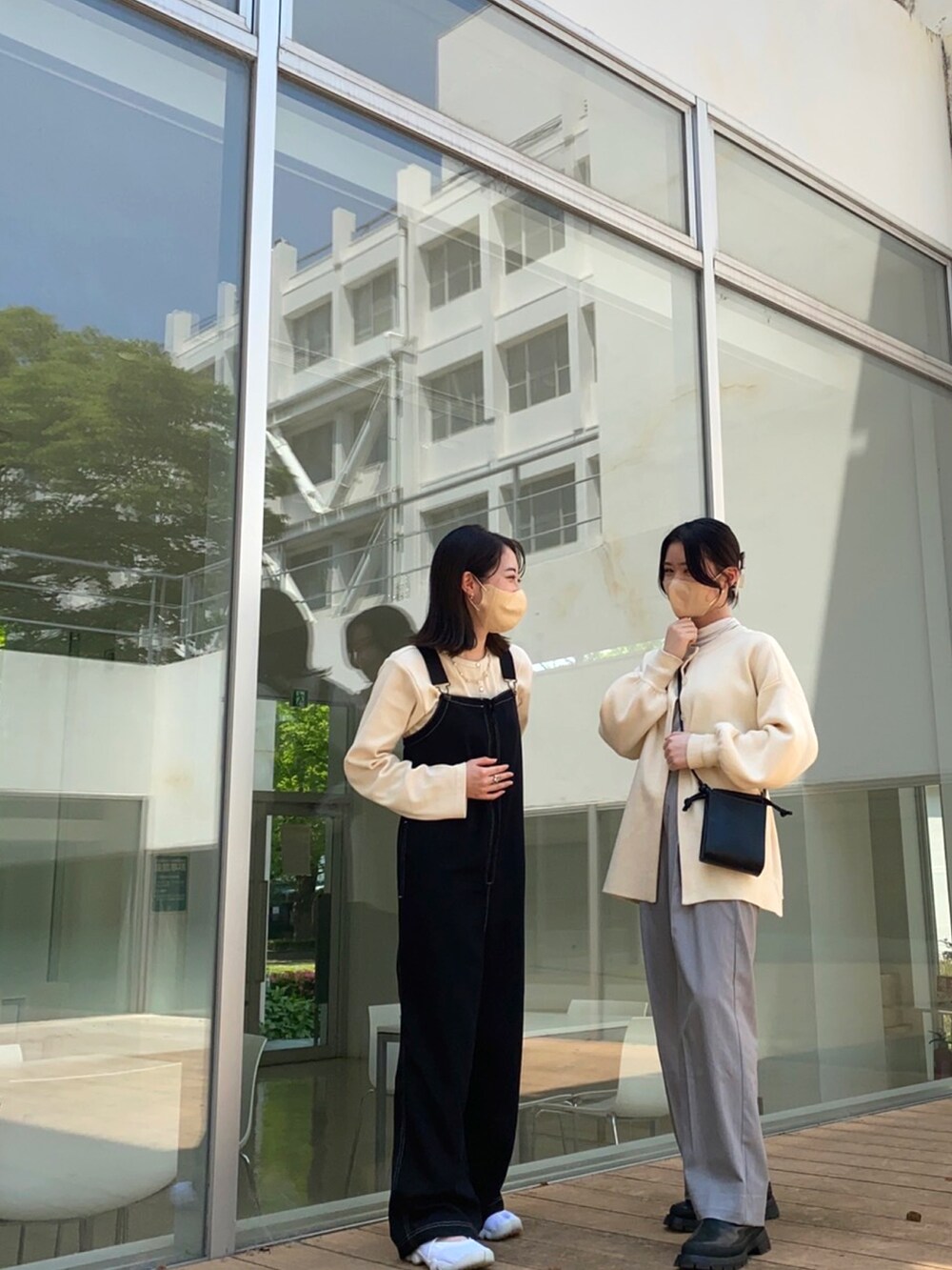 ホワイト系のスニーカー、ホワイト系のカーディガン/ボレロを着用したレディースの春コーディネートの2枚目の写真