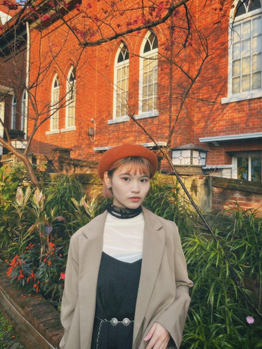 ブラック系のジャンパースカート、ブラック系の付け襟、シルバー系のファッション雑貨を着用したレディースの冬コーディネートの3枚目の写真