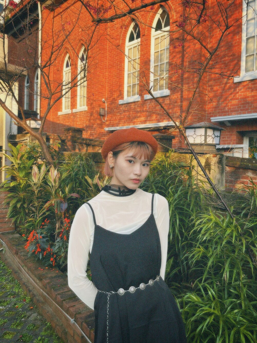 ブラック系のジャンパースカート、ブラック系の付け襟、シルバー系のファッション雑貨を着用したレディースの冬コーディネートの5枚目の写真