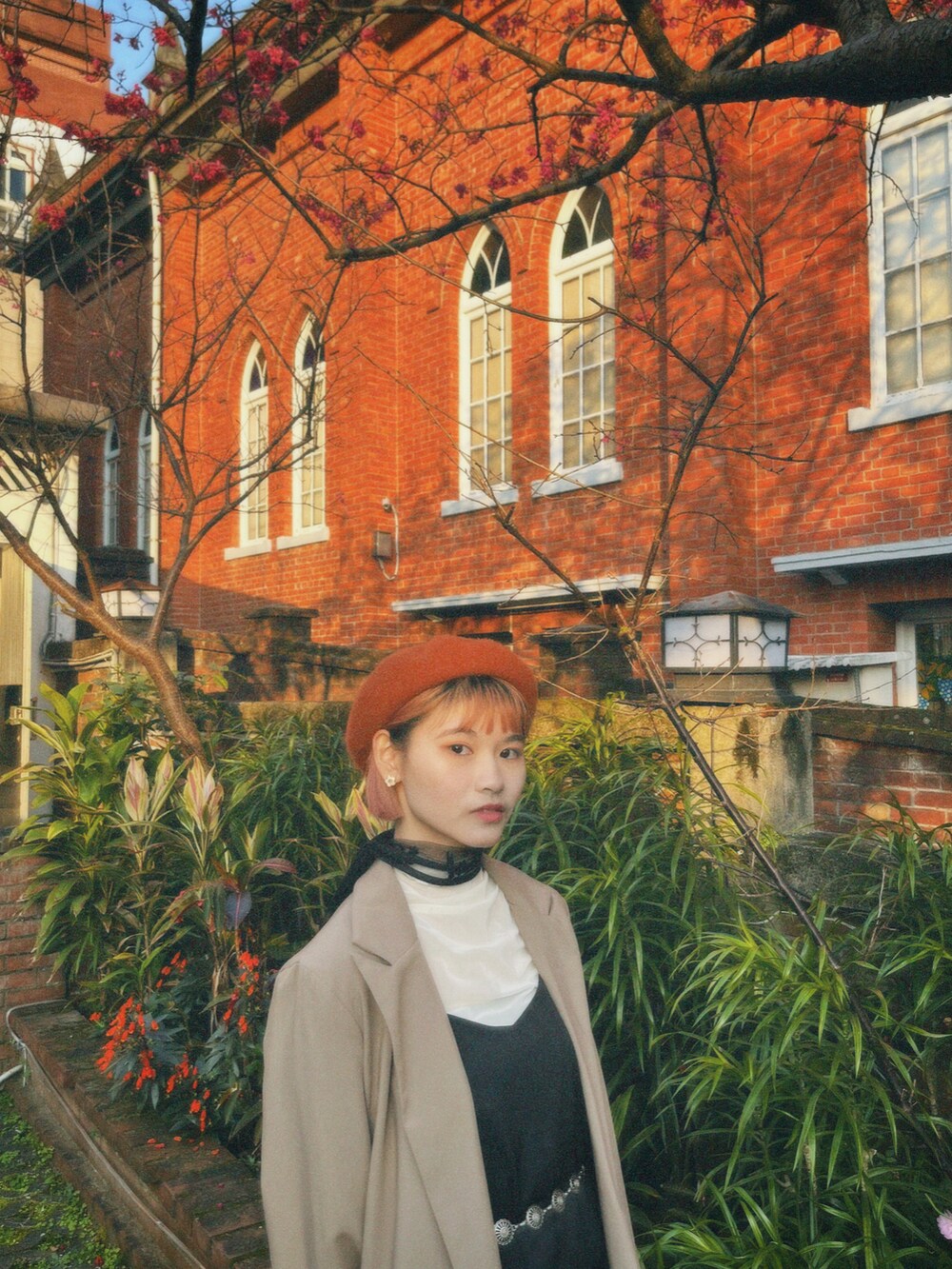 ブラック系のジャンパースカート、ブラック系の付け襟、シルバー系のファッション雑貨を着用したレディースの冬コーディネートの4枚目の写真