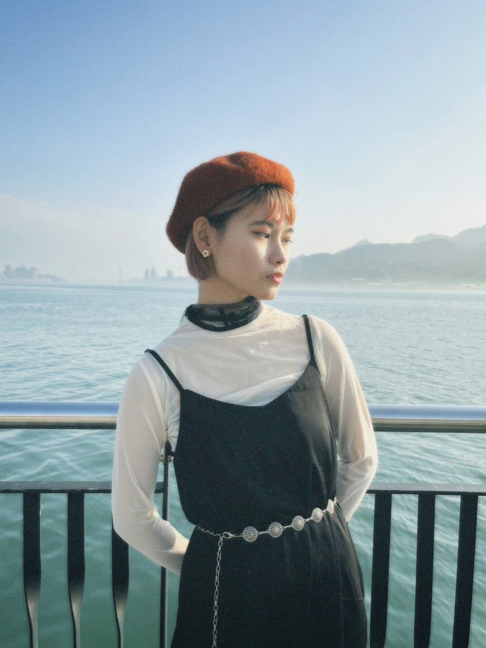 ブラック系のジャンパースカート、ブラック系の付け襟、シルバー系のファッション雑貨を着用したレディースの冬コーディネートの2枚目の写真