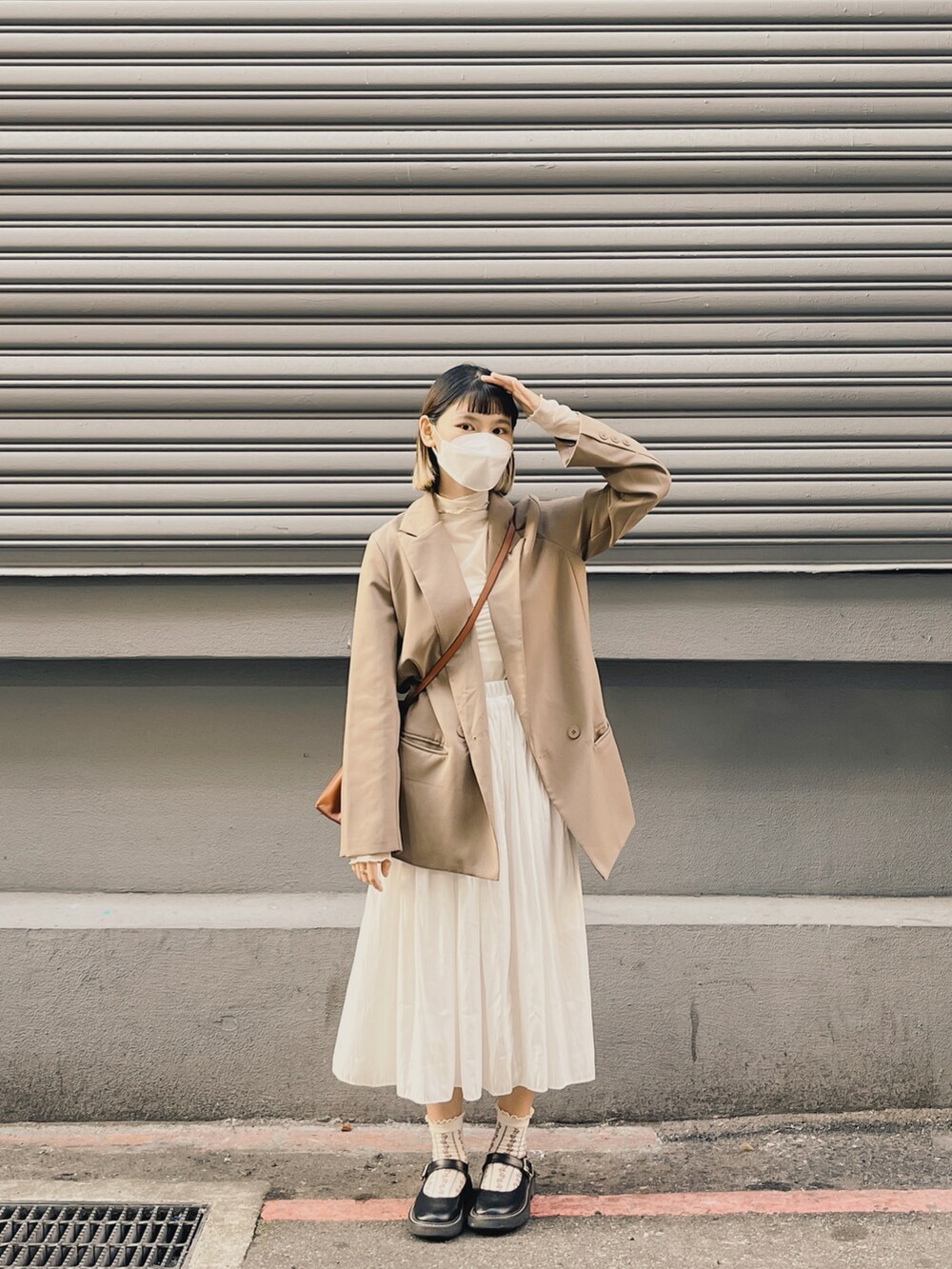 ブラック系のシューズを着用したレディースの春コーディネートの2枚目の写真