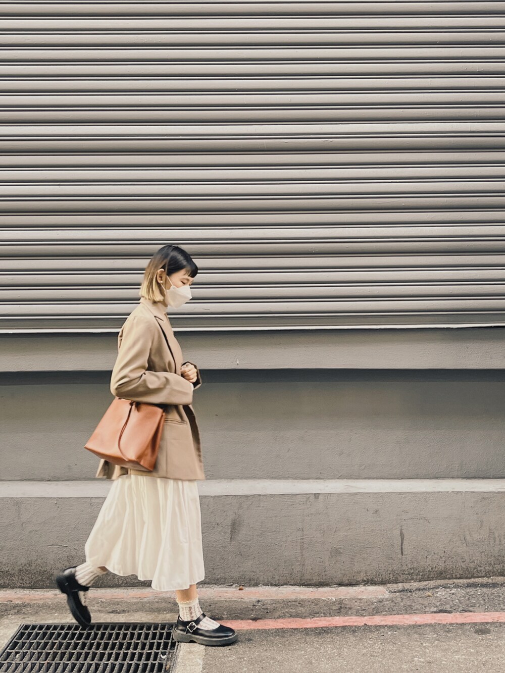 ブラック系のシューズを着用したレディースの春コーディネートの3枚目の写真