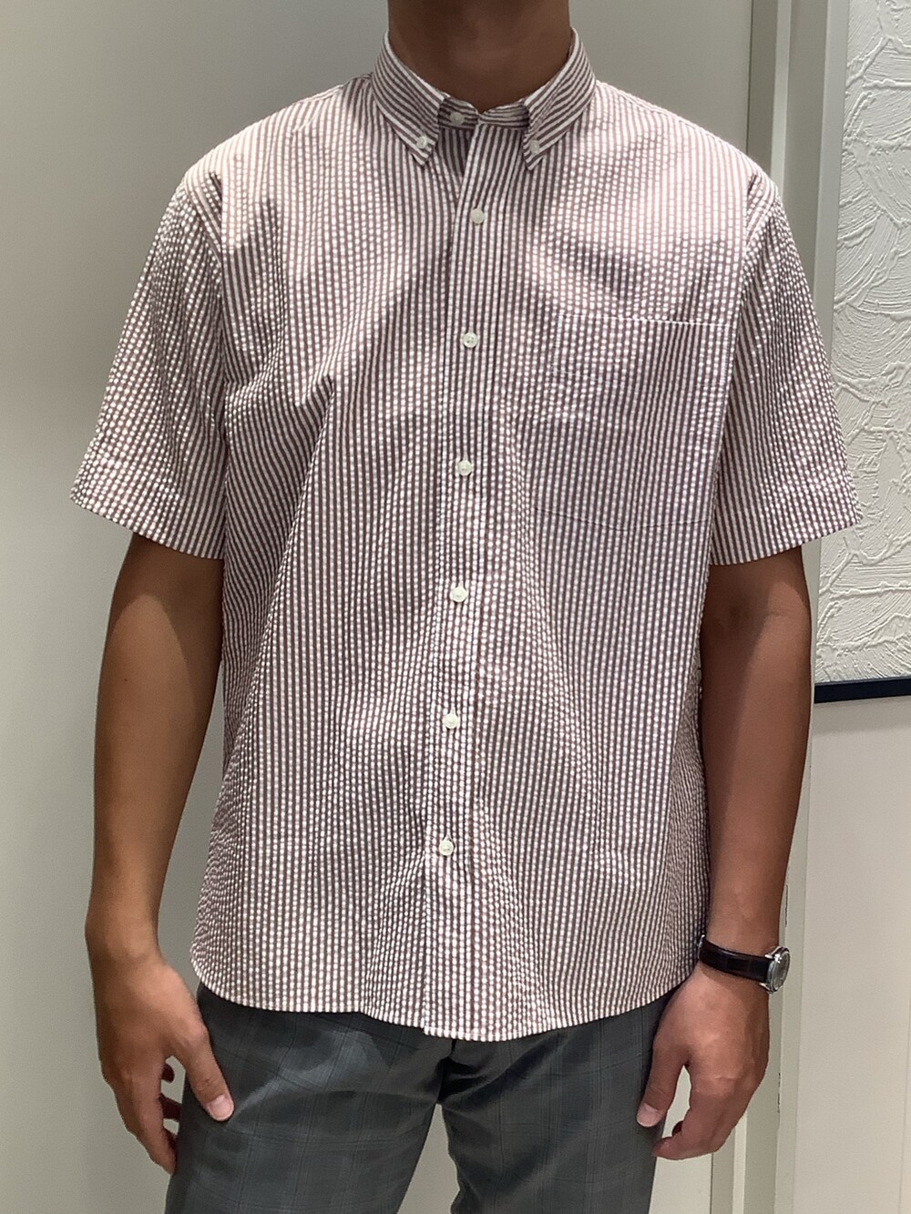 ベージュ系のシャツ/ブラウスを着用したメンズの夏コーディネートの3枚目の写真