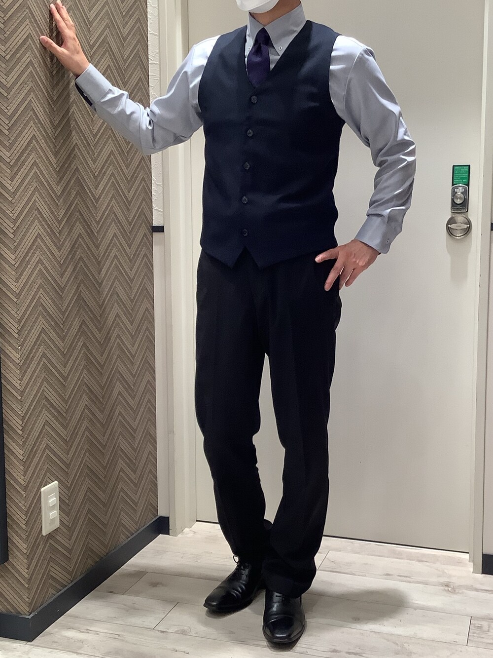 「ビジネススタイル、BRICK HOUSE by TOKYO SHIRT、東京シャツ、ニットベスト、大人コーデ、ビジネスコーデ、きれいめ、秋冬コーデ、秋冬」｜「TOKYO SHIRTSのハンドステッチ ベーシックネクタイ（ネクタイ、その他）」を使った、BRICK HOUSE by Tokyo Shirts 稲沢リーフウォーク店さん（メンズ・175cm）の秋コーディネートの2枚目の写真