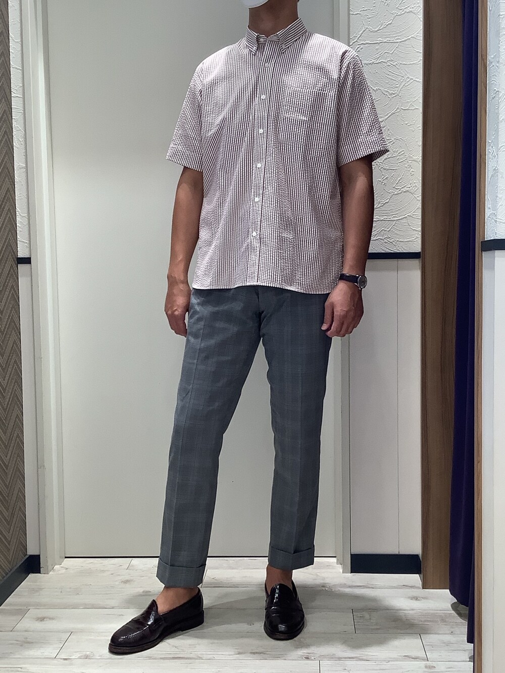 ベージュ系のシャツ/ブラウスを着用したメンズの夏コーディネートの2枚目の写真