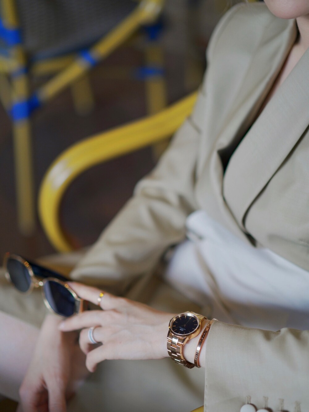 ブラック系のアナログ腕時計を着用したレディースの夏コーディネートの3枚目の写真