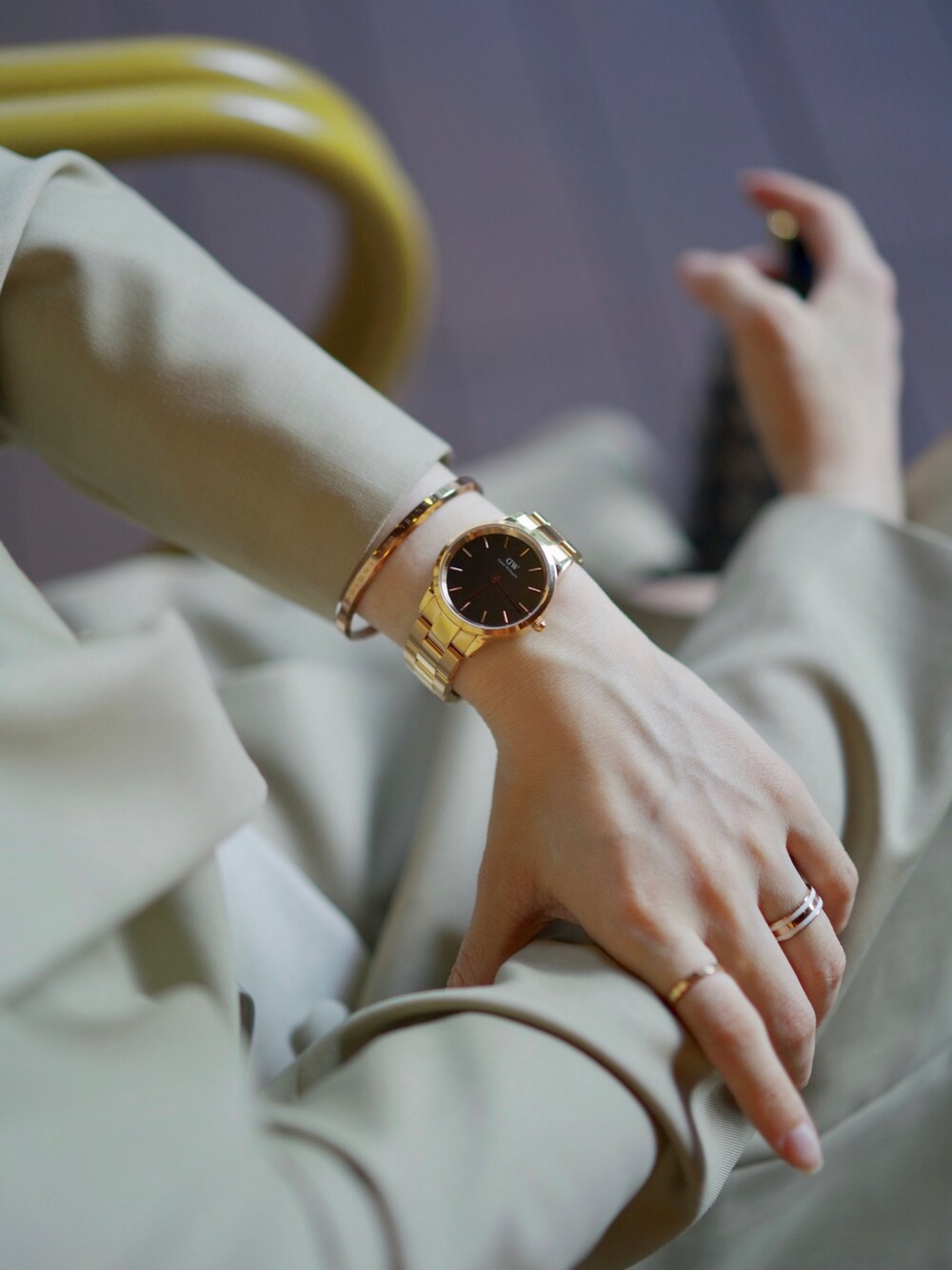 ブラック系のアナログ腕時計を着用したレディースの夏コーディネートの4枚目の写真