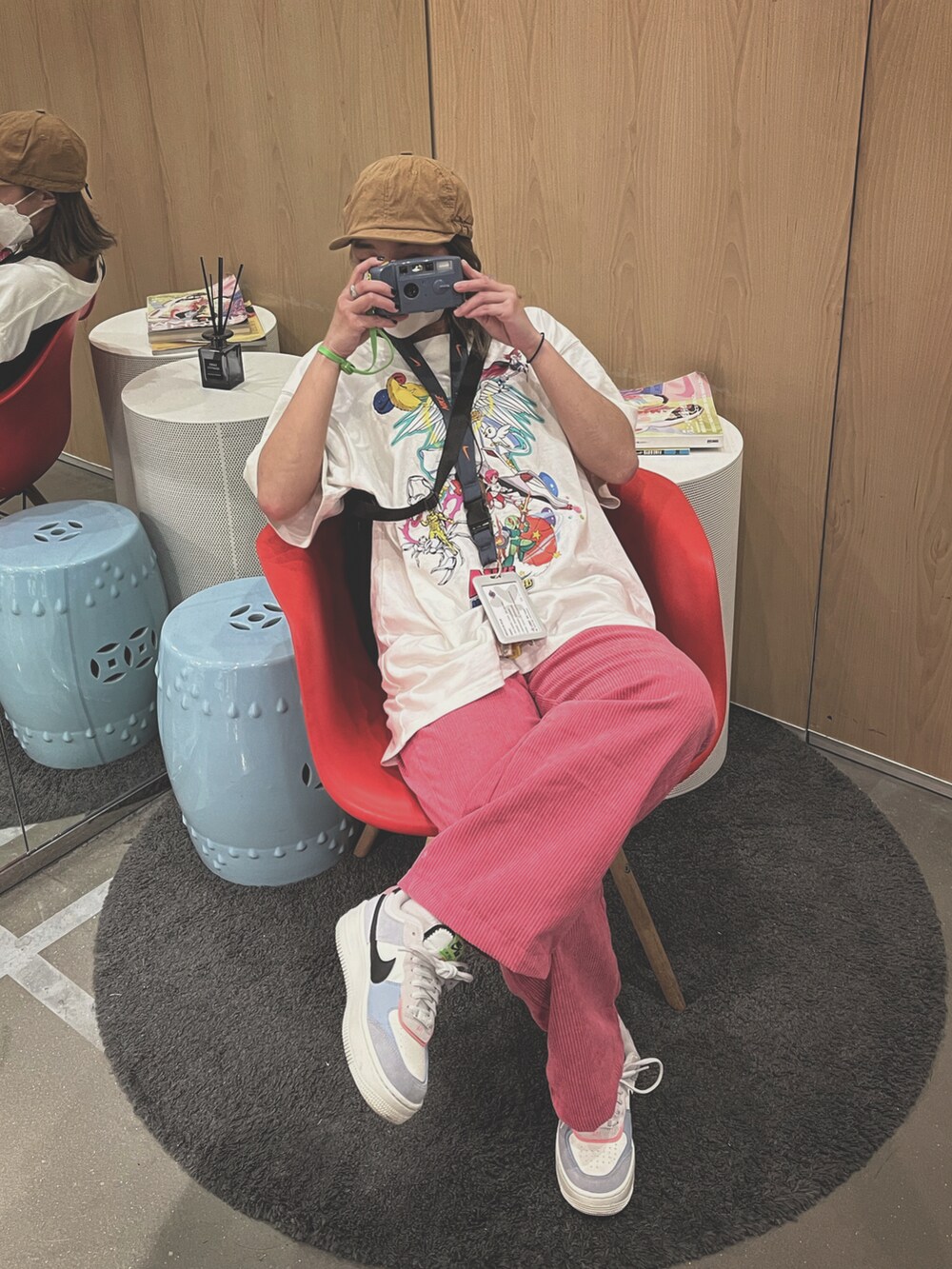 ホワイト系のTシャツ/カットソー、ホワイト系のスニーカー、ベージュ系のキャップを着用したレディースの春コーディネートの3枚目の写真