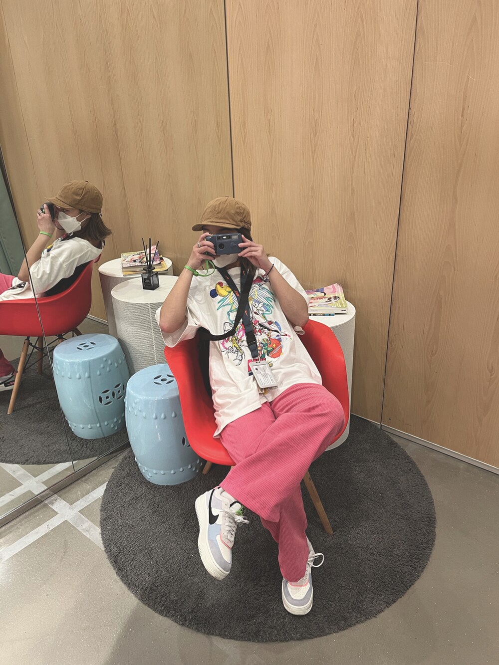 ホワイト系のTシャツ/カットソー、ホワイト系のスニーカー、ベージュ系のキャップを着用したレディースの春コーディネートの2枚目の写真