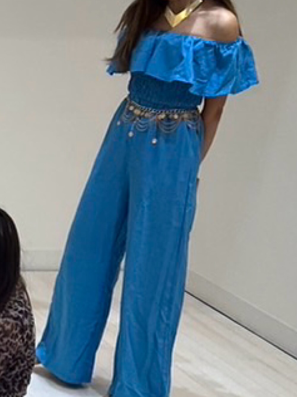 ブルー系のTシャツ/カットソー、ブルー系のパンツ、ゴールド系のベルトを着用したレディースの秋コーディネートの2枚目の写真