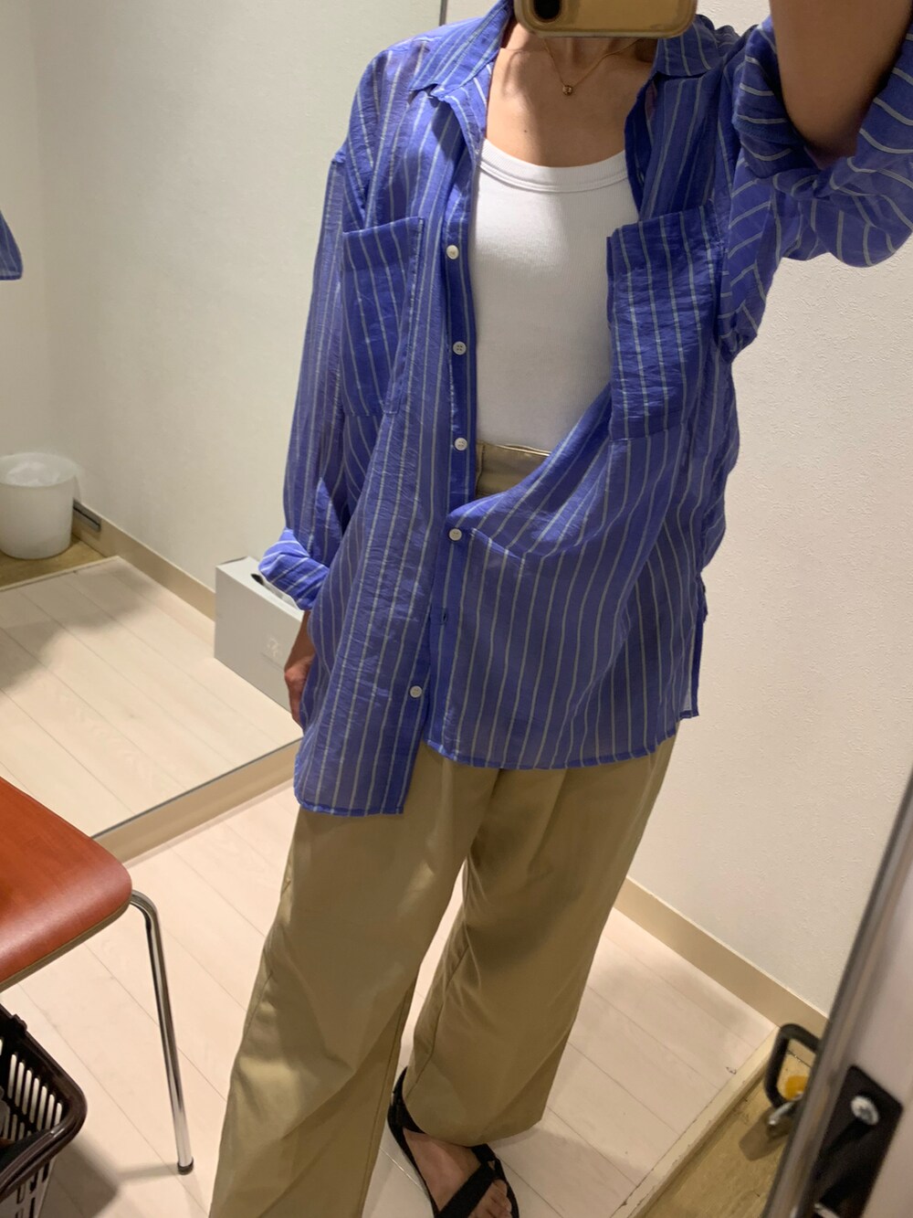 ブルー系のシャツ/ブラウス、ホワイト系のタンクトップ、ブラック系のサンダルを着用したレディースの夏コーディネートの2枚目の写真