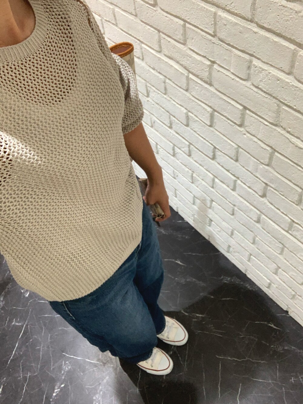 ベージュ系のニット/セーター、ホワイト系のスニーカーを着用したレディースの秋コーディネートの2枚目の写真