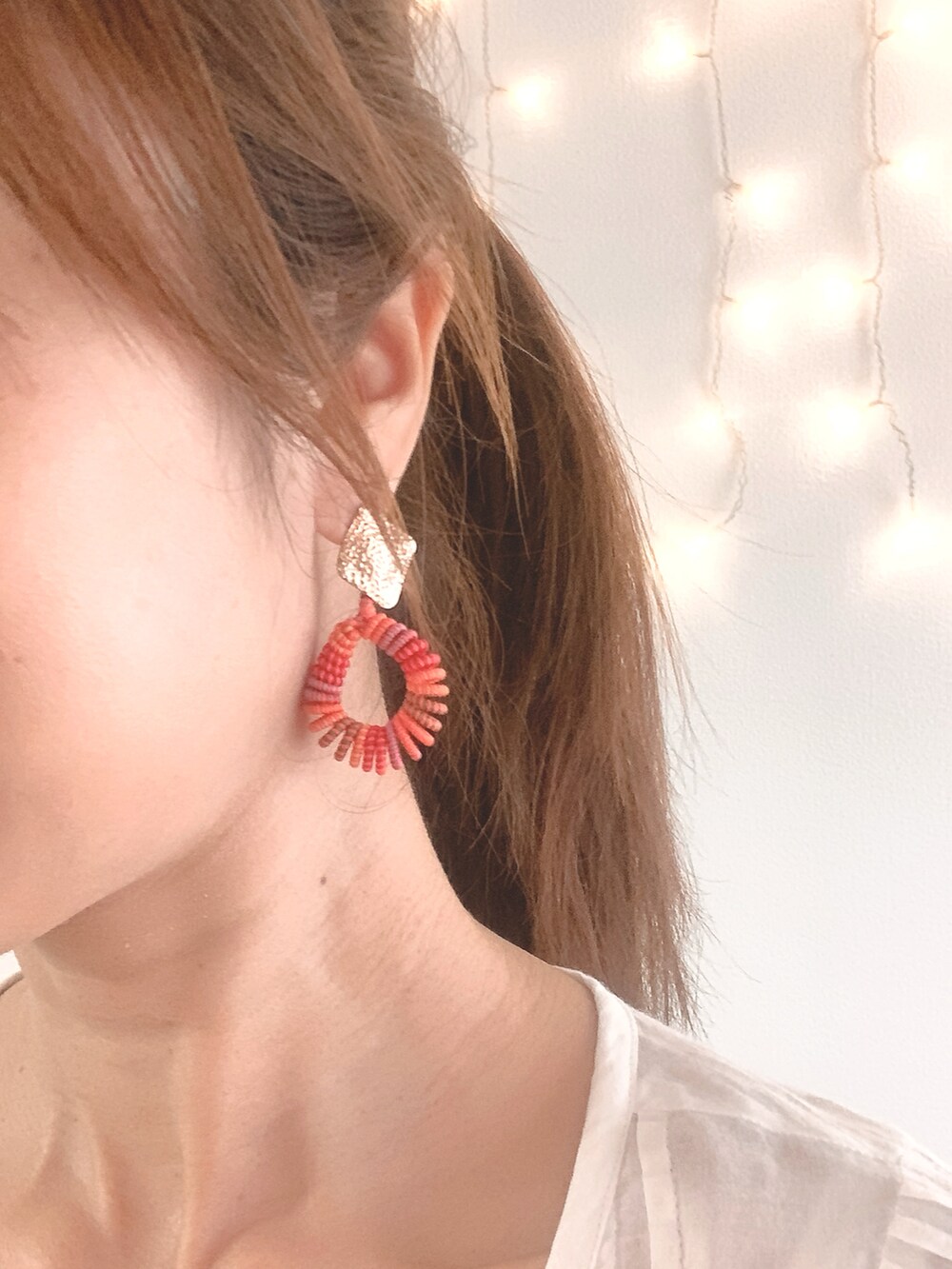 ブルー系のデニムパンツ、ホワイト系のTシャツ/カットソーを着用したレディースの秋コーディネートの2枚目の写真