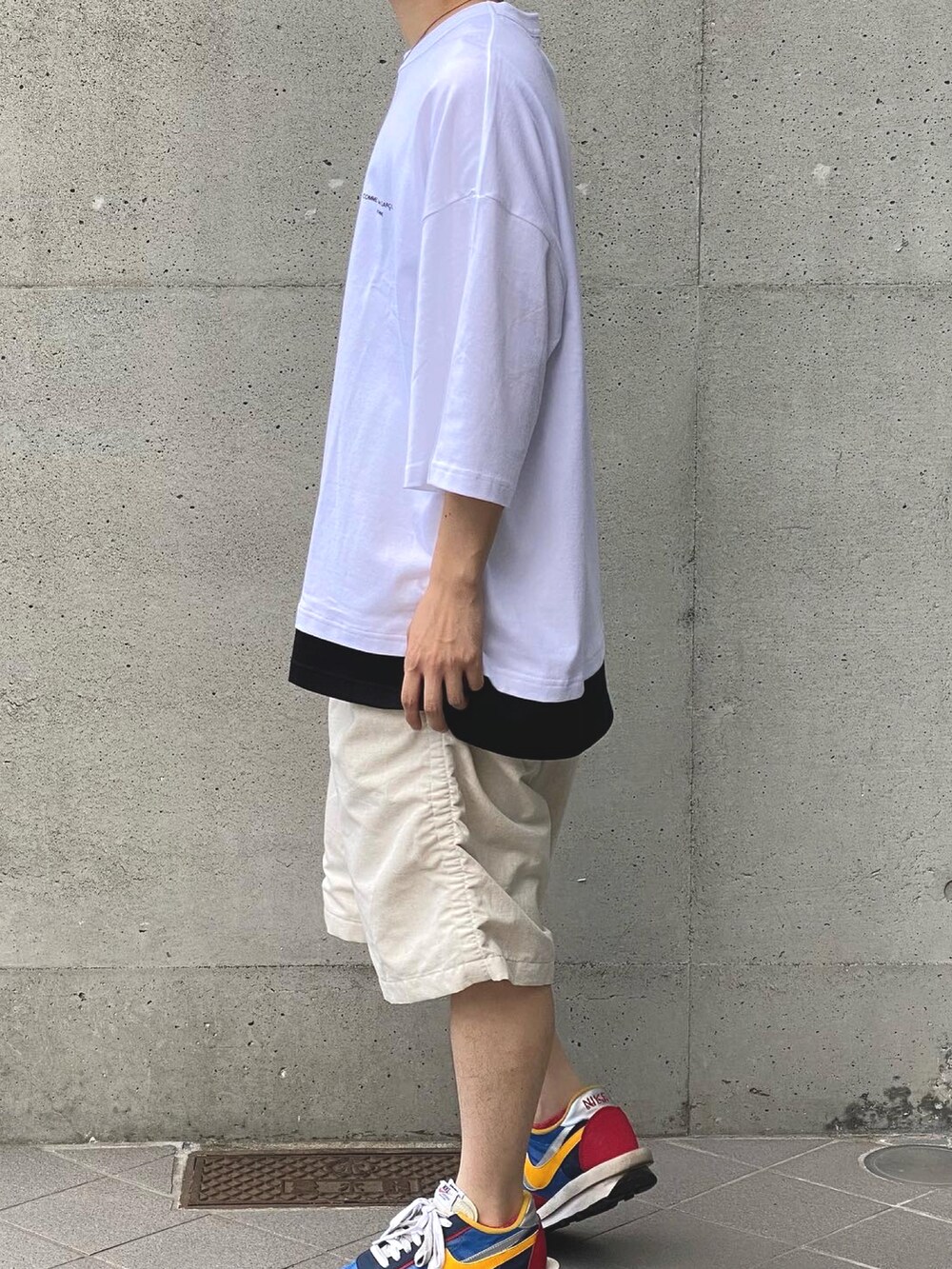 「シンプルコーデ、休日スタイル、大人カジュアル、きれいめカジュアル、今日のコーデ、おしゃれさんと繋がりたい、夏、短パン、NIKE、低身長コーデ、コムデギャルソン、いいね、save、フォローお願いします🤑、相互フォロー、半袖シャツ、モノトーン」｜「COMME des GARCONS HOMMEのアイテム（Tシャツ/カットソー、ホワイト系）」を使った、こんぺいとうさん（メンズ・170cm）の夏コーディネートの2枚目の写真