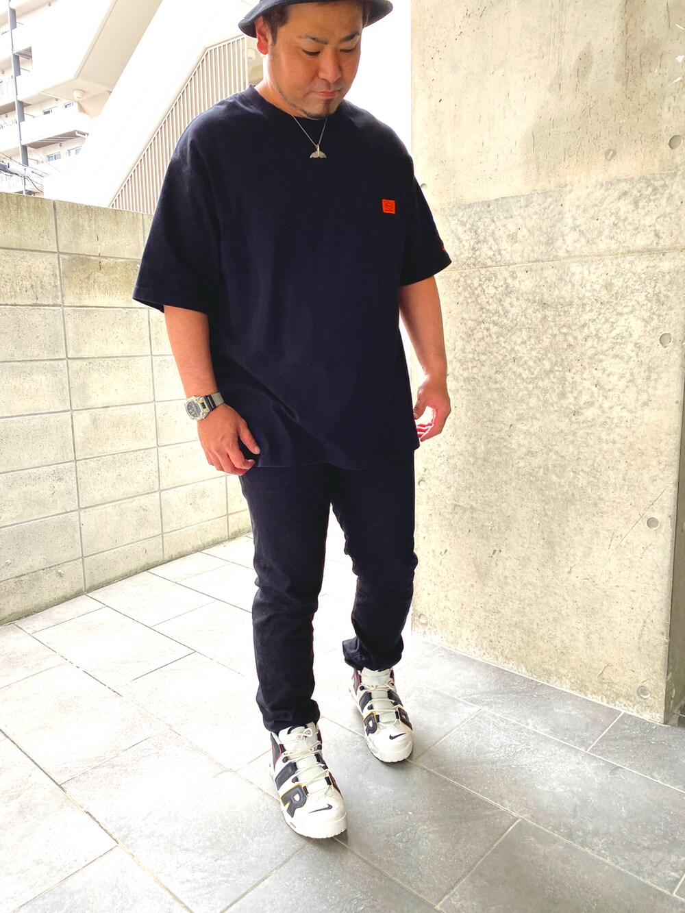 その他のスニーカー、ブラック系のデニムパンツ、ブラック系のTシャツ/カットソーを着用したメンズの春コーディネートの4枚目の写真