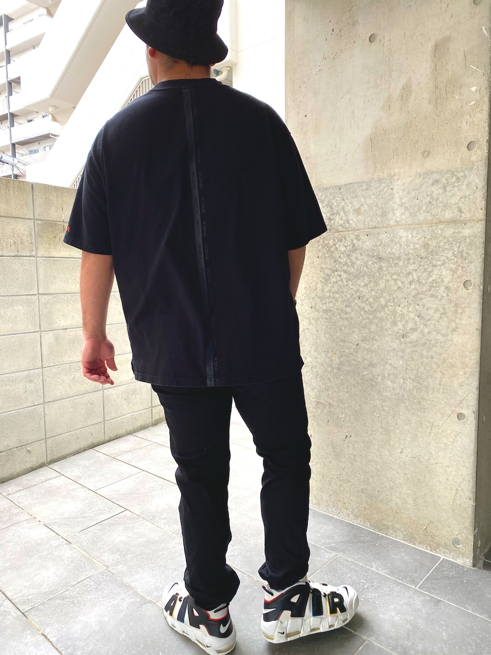 その他のスニーカー、ブラック系のデニムパンツ、ブラック系のTシャツ/カットソーを着用したメンズの春コーディネートの3枚目の写真