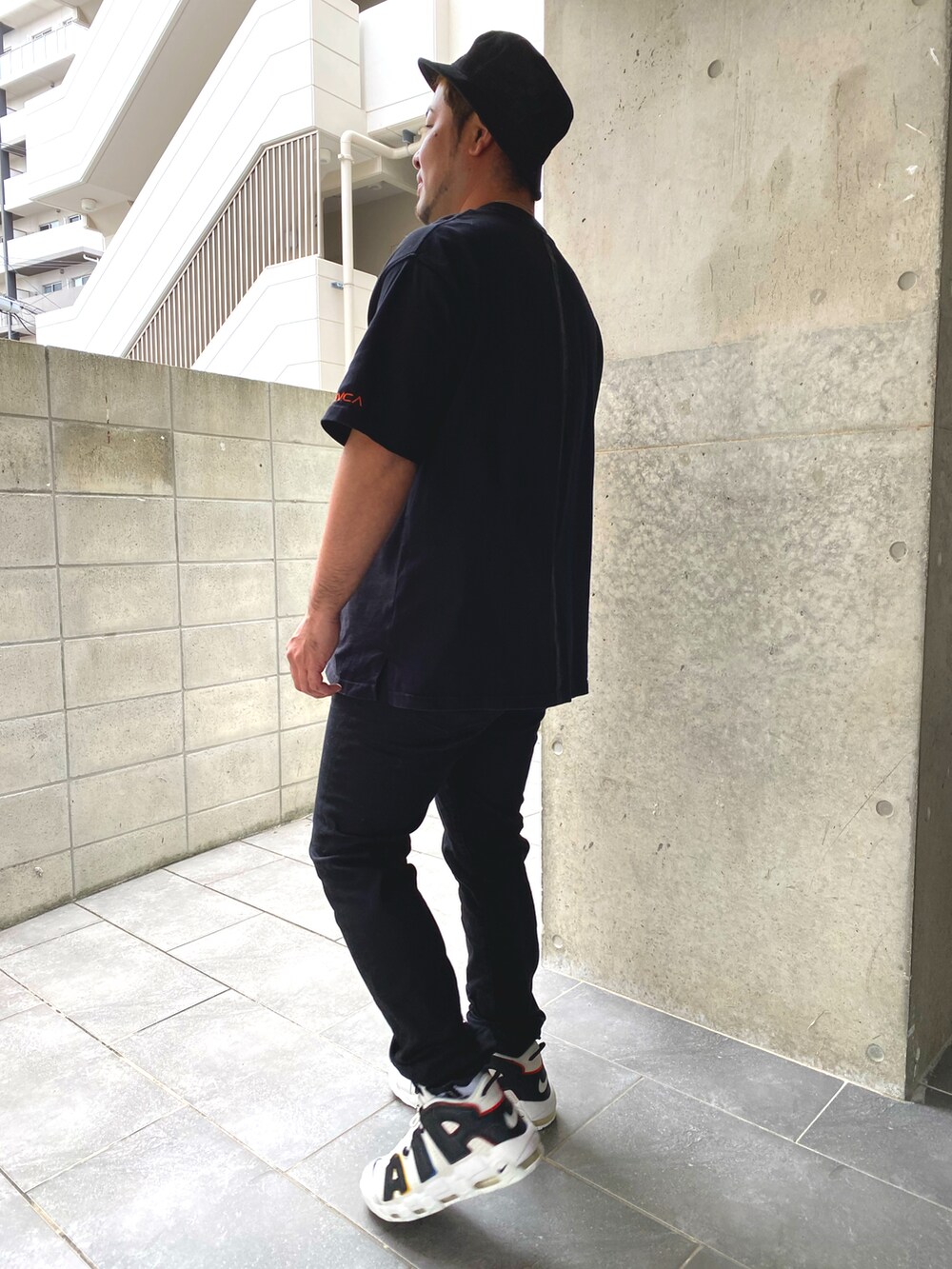 その他のスニーカー、ブラック系のデニムパンツ、ブラック系のTシャツ/カットソーを着用したメンズの春コーディネートの2枚目の写真