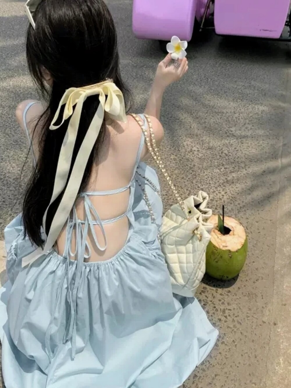 グリーン系のワンピース/ドレス、ベージュ系のカーディガン/ボレロ、その他のその他を着用したレディースの春コーディネートの5枚目の写真