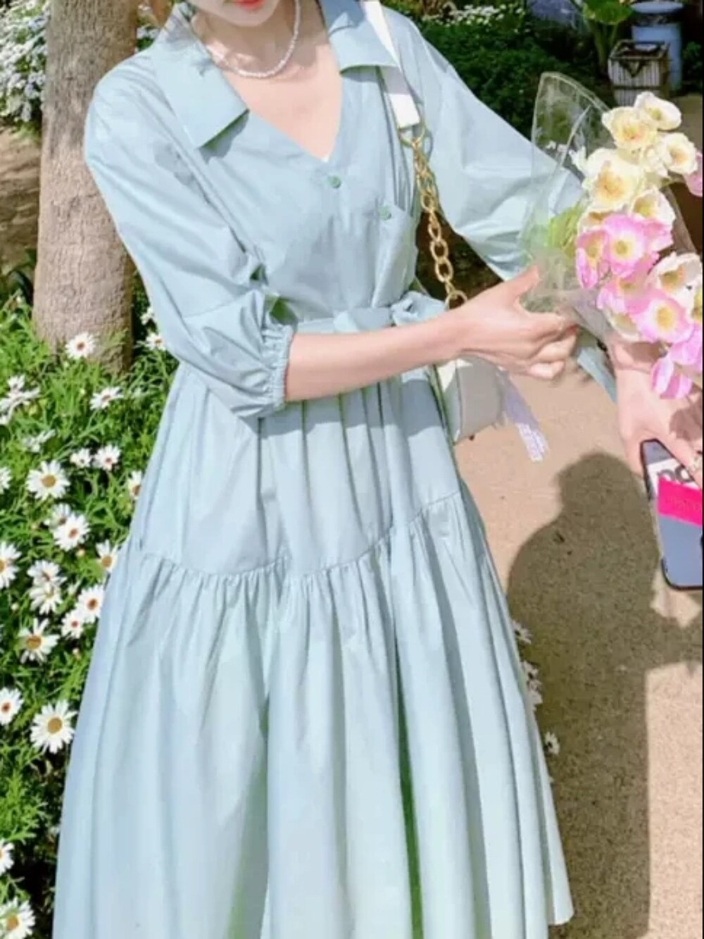 グリーン系のワンピース/ドレス、ブルー系のワンピース/ドレス、その他のその他を着用したレディースの春コーディネートの5枚目の写真