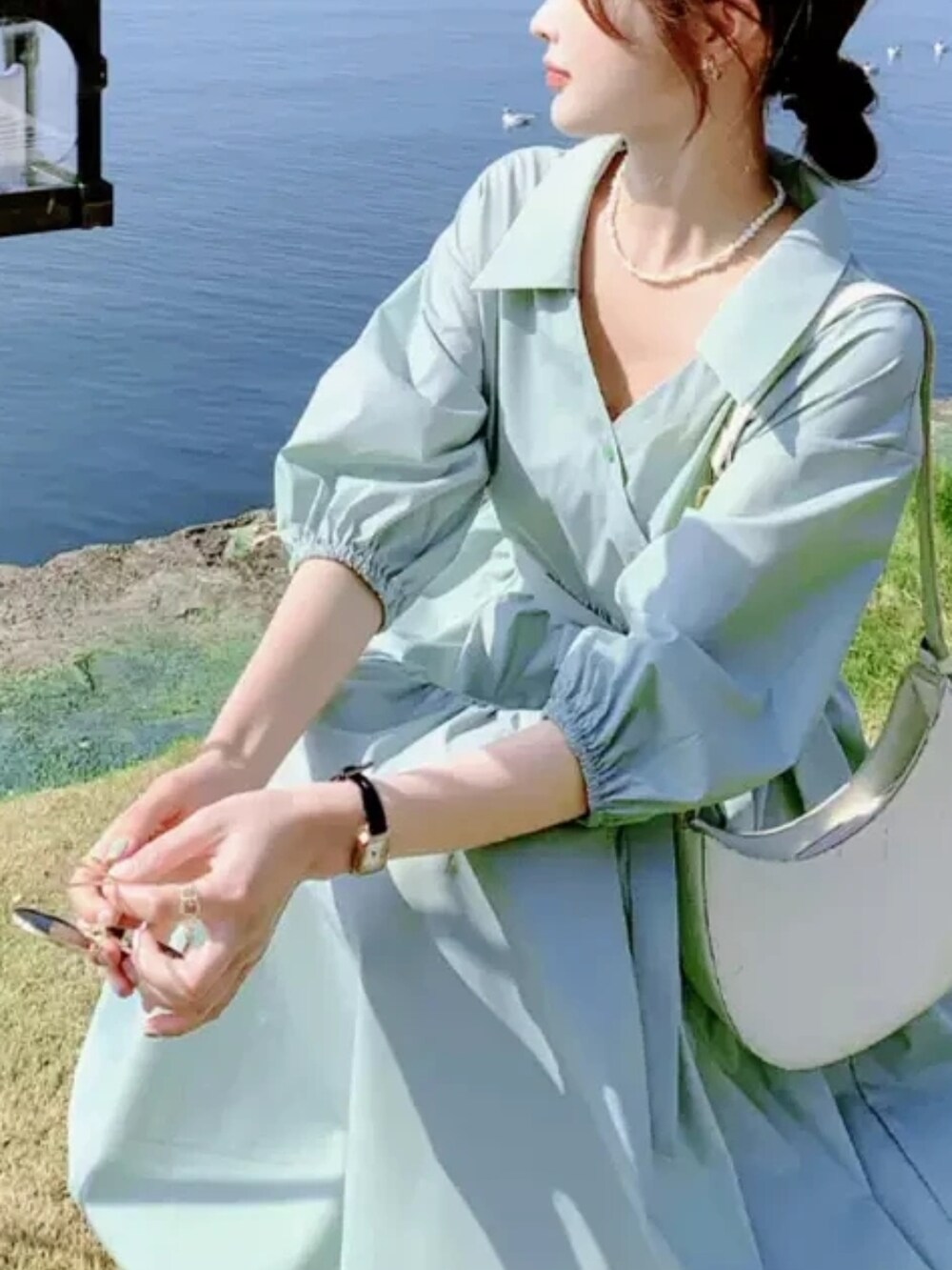 グリーン系のワンピース/ドレス、ブルー系のワンピース/ドレス、その他のその他を着用したレディースの春コーディネートの2枚目の写真