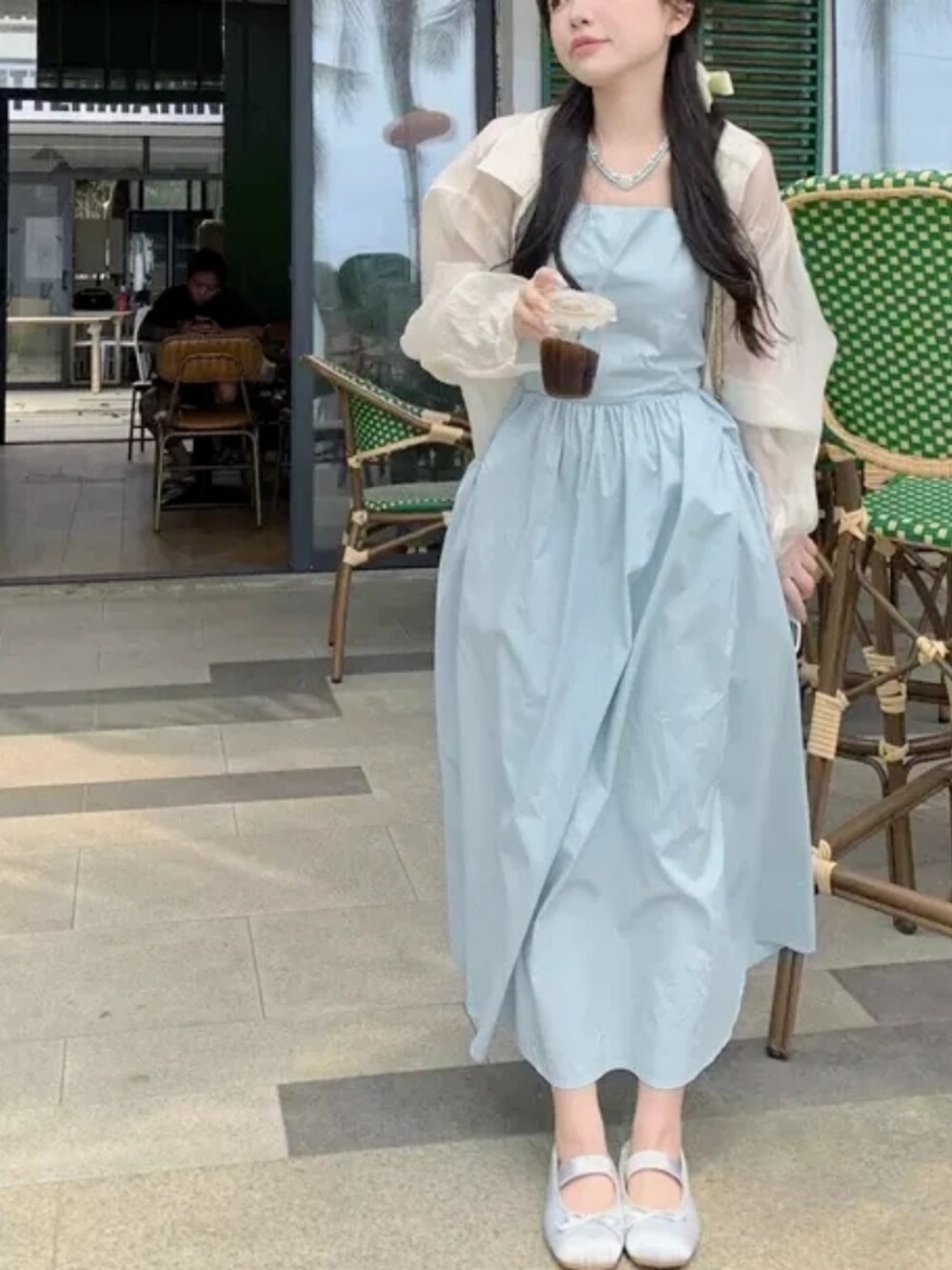 グリーン系のワンピース/ドレス、ベージュ系のカーディガン/ボレロ、その他のその他を着用したレディースの春コーディネートの3枚目の写真