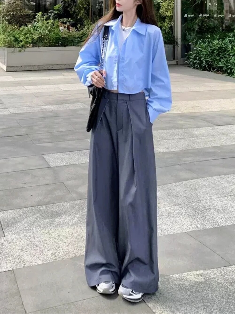 グレー系のパンツ、ホワイト系のベスト、ブルー系のシャツ/ブラウスを着用したレディースの春コーディネートの4枚目の写真