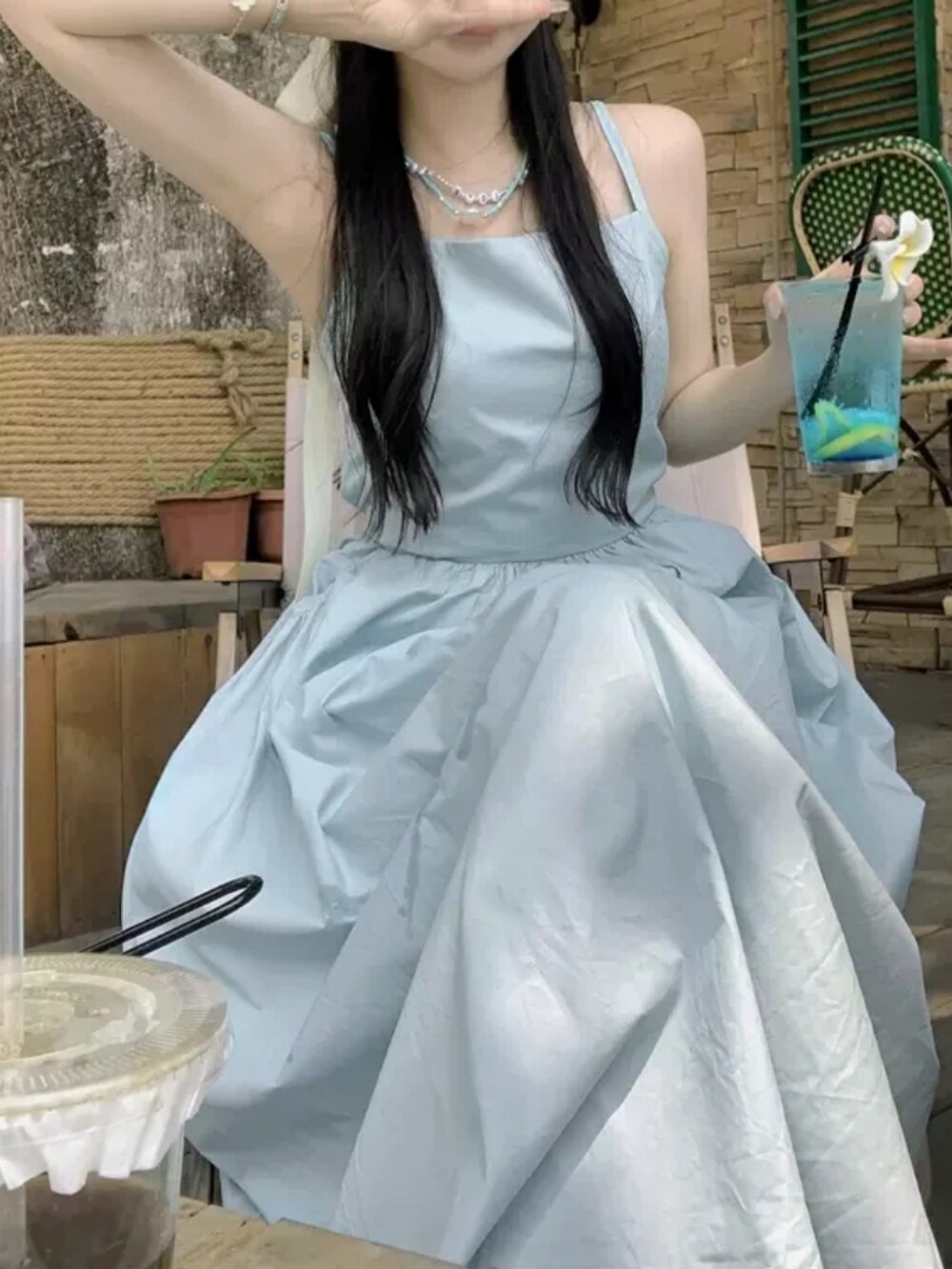 グリーン系のワンピース/ドレス、ベージュ系のカーディガン/ボレロ、その他のその他を着用したレディースの春コーディネートの4枚目の写真