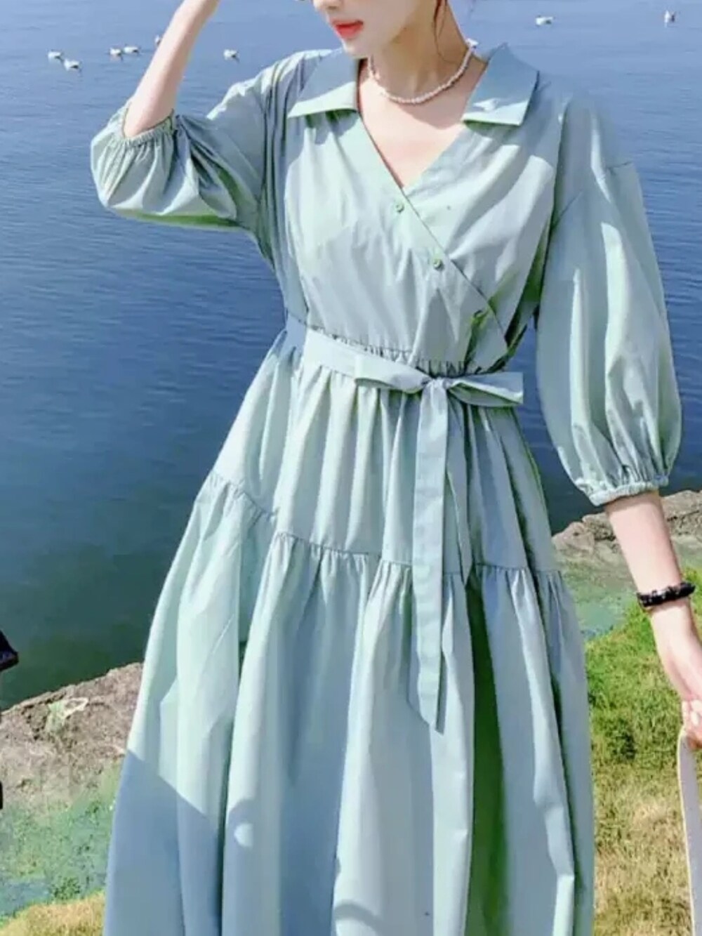 グリーン系のワンピース/ドレス、ブルー系のワンピース/ドレス、その他のその他を着用したレディースの春コーディネートの4枚目の写真