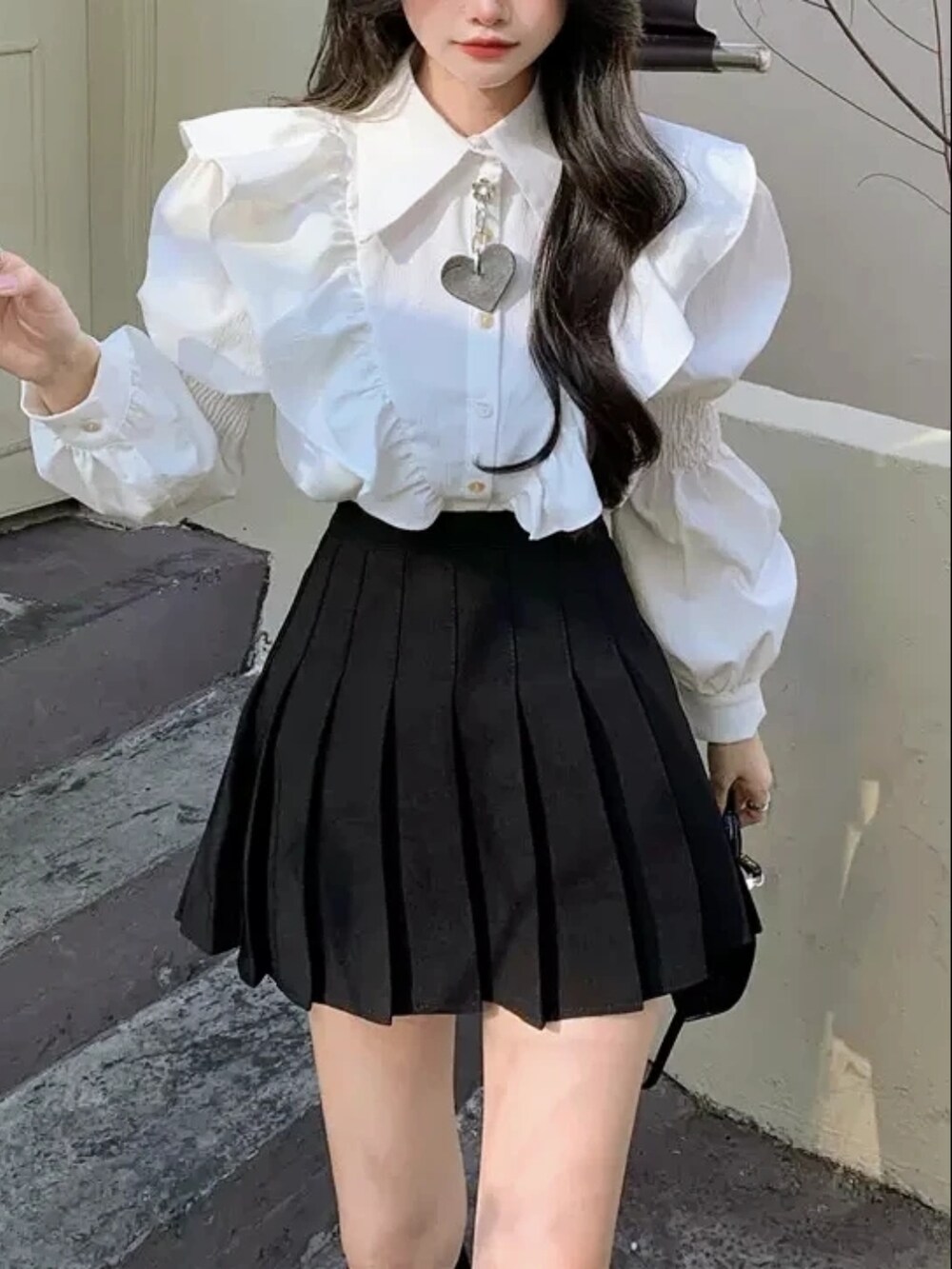 ホワイト系のシャツ/ブラウス、ブラック系のスカート、その他のその他を着用したレディースの春コーディネートの3枚目の写真