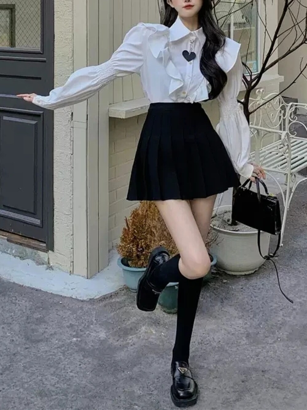 ホワイト系のシャツ/ブラウス、ブラック系のスカート、その他のその他を着用したレディースの春コーディネートの2枚目の写真