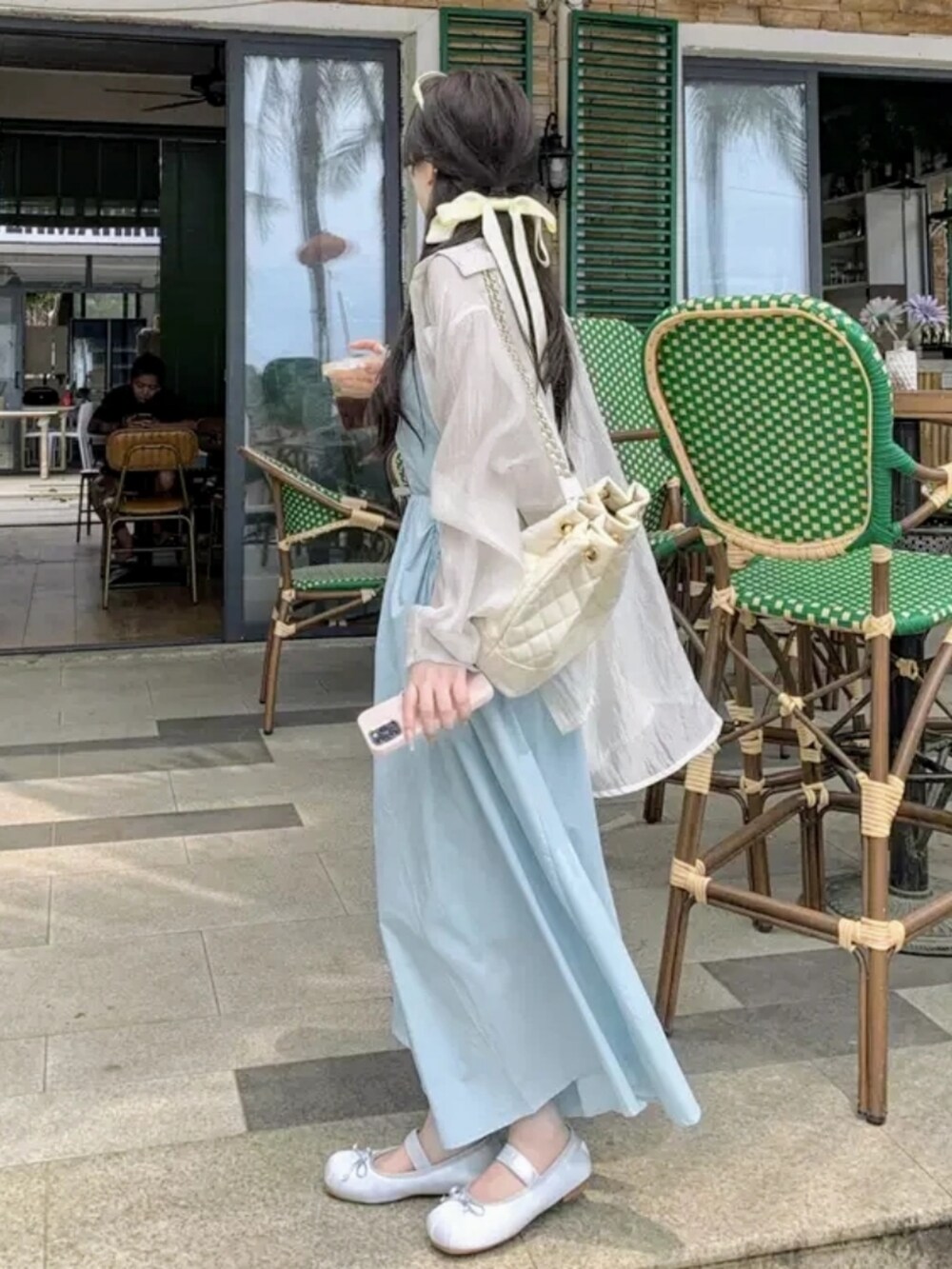 グリーン系のワンピース/ドレス、ベージュ系のカーディガン/ボレロ、その他のその他を着用したレディースの春コーディネートの2枚目の写真