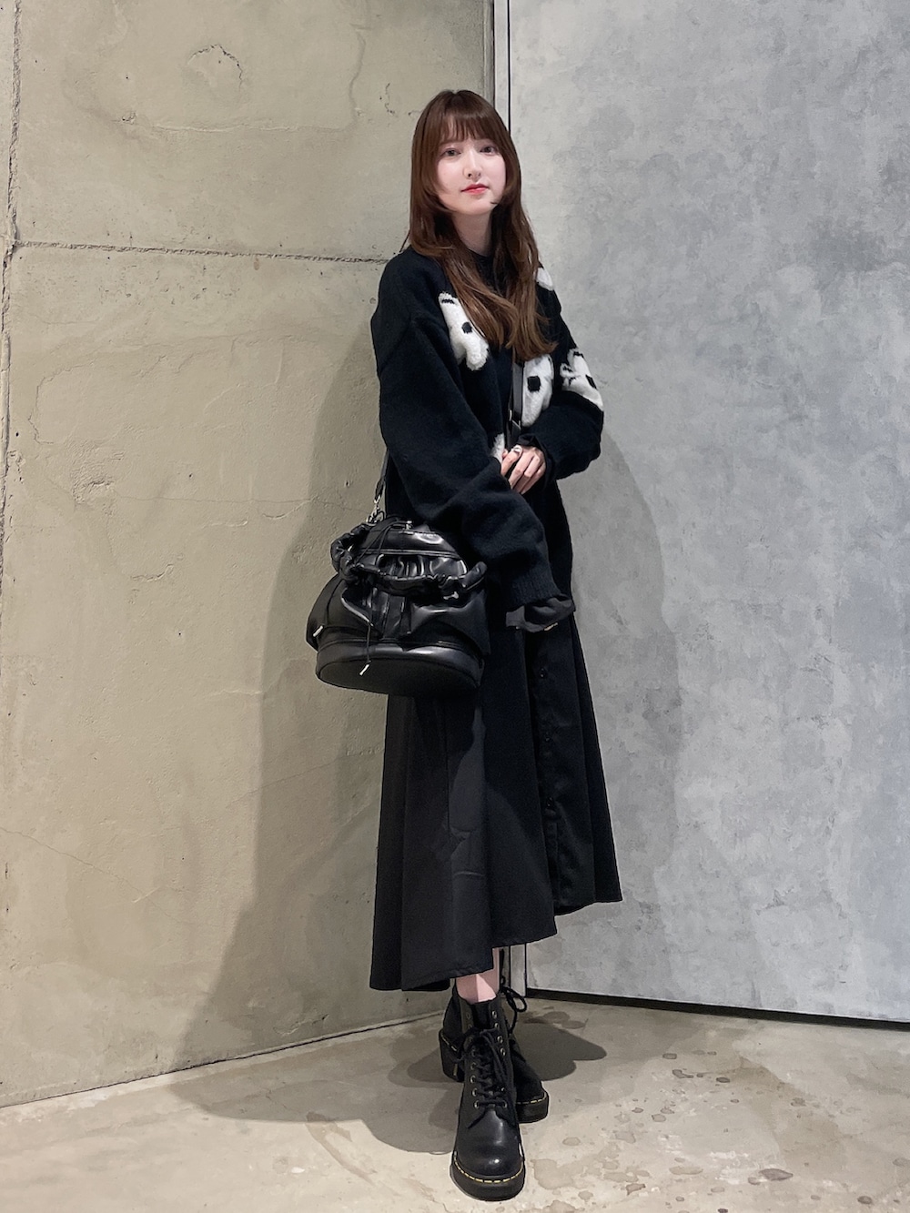 「ニット、花柄、オールブラック、モノトーン、巾着バッグ、ミニバッグ、ゆるコーデ、大人かわいい」｜「tk.TAKEO KIKUCHIのドロストヘルメットバッグ（ショルダーバッグ、ブラック系）」を使った、MIKAさん（レディース・154cm）の秋コーディネートの2枚目の写真