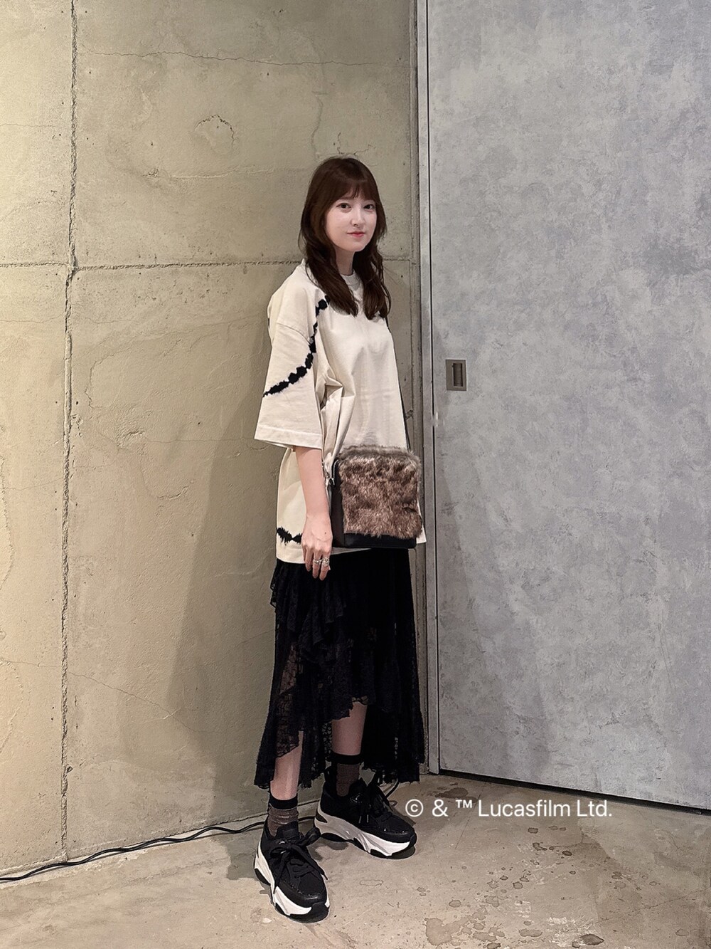 ホワイト系のTシャツ/カットソー、ブラック系のショルダーバッグを着用したレディースの夏コーディネートの2枚目の写真