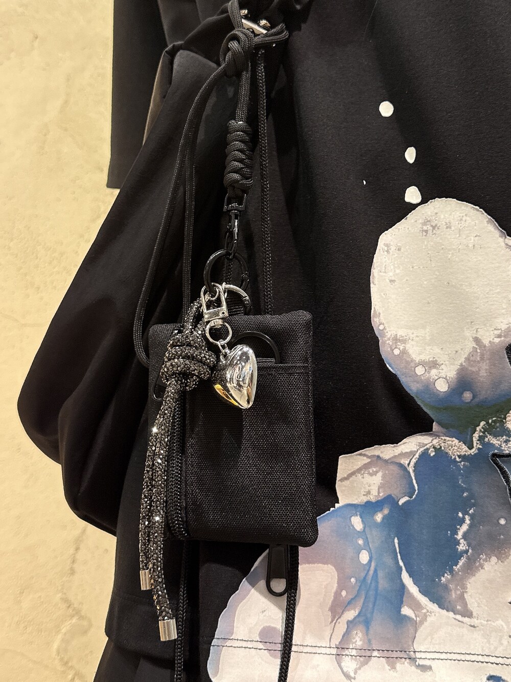 ブラック系のTシャツ/カットソー、ブラック系のTシャツ/カットソー、ブラック系のショルダーバッグを着用したレディースの春コーディネートの2枚目の写真