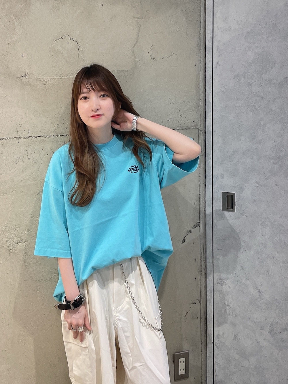 「淡色コーデ、きれいめカジュアル、Tシャツ、休日スタイル、パステルカラー、ユニセックス、カーゴパンツ、夏コーデ、いいね、save、フォローお願いします🤑、シンプルコーデ」｜「tk.TAKEO KIKUCHIのナイロンワイドカーゴパンツ（その他パンツ、ホワイト系）」を使った、MIKAさん（レディース・154cm）の春コーディネートの3枚目の写真