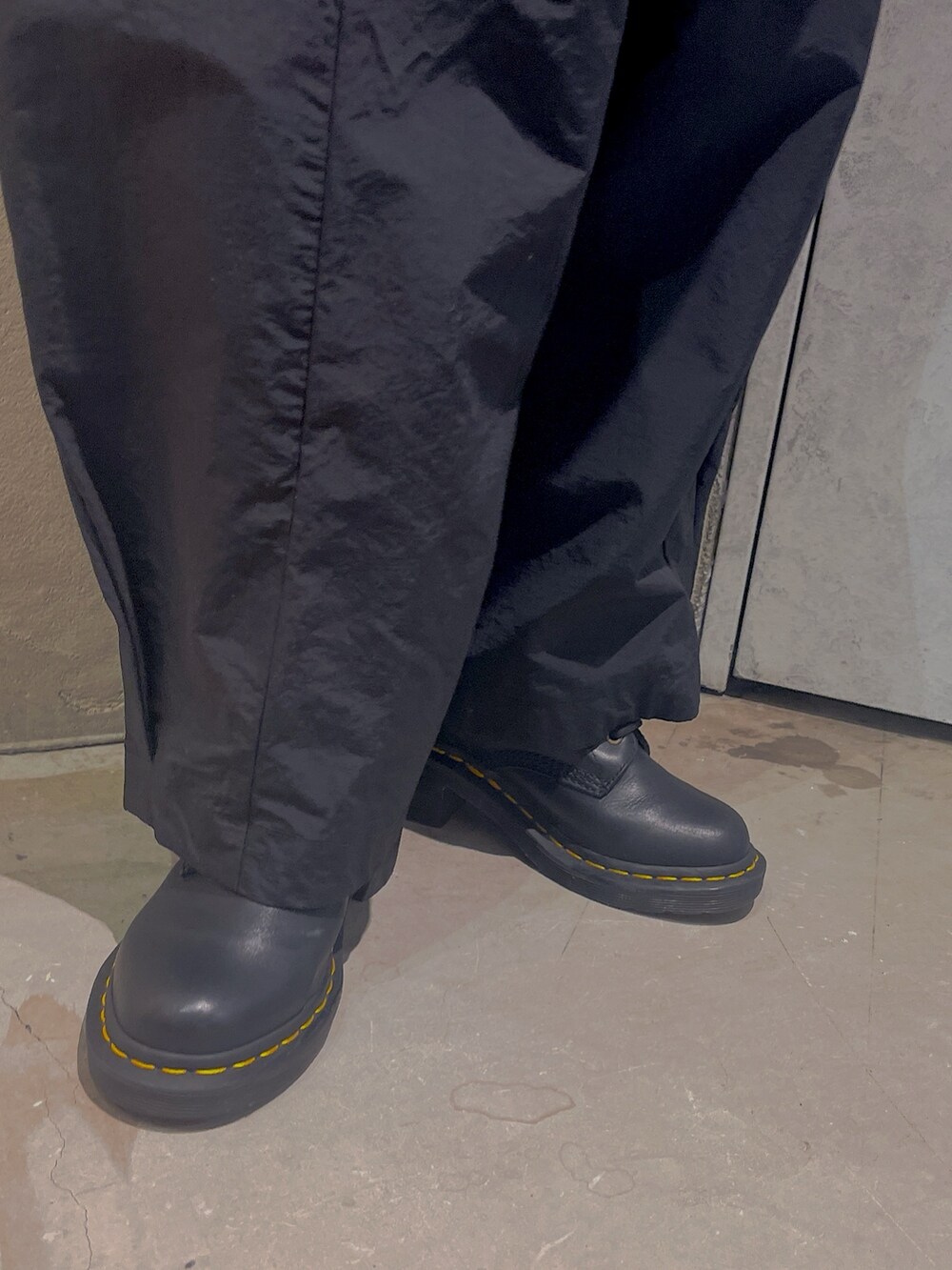ブラック系のその他パンツ、グレー系のスウェットを着用したレディースの春コーディネートの2枚目の写真
