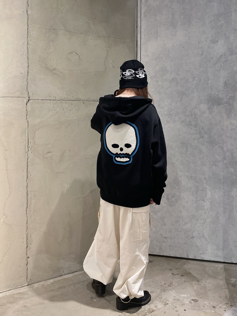 ホワイト系のカーゴパンツ、ブラック系のパーカー、ブルー系のTシャツ/カットソーを着用したレディースの秋コーディネートの2枚目の写真