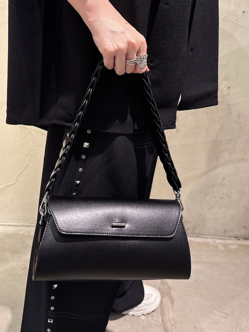 ブラック系のその他パンツ、ブラック系のショルダーバッグ、ブラック系のシャツ/ブラウスを着用したレディースの夏コーディネートの3枚目の写真