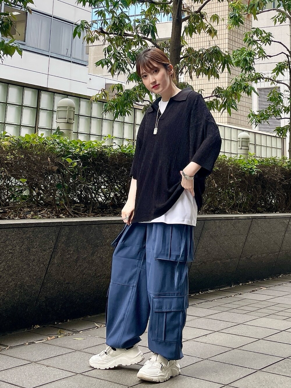 ブラック系のポロシャツ、ブラック系のTシャツ/カットソー、ホワイト系のTシャツ/カットソーを着用したレディースの春コーディネートの2枚目の写真