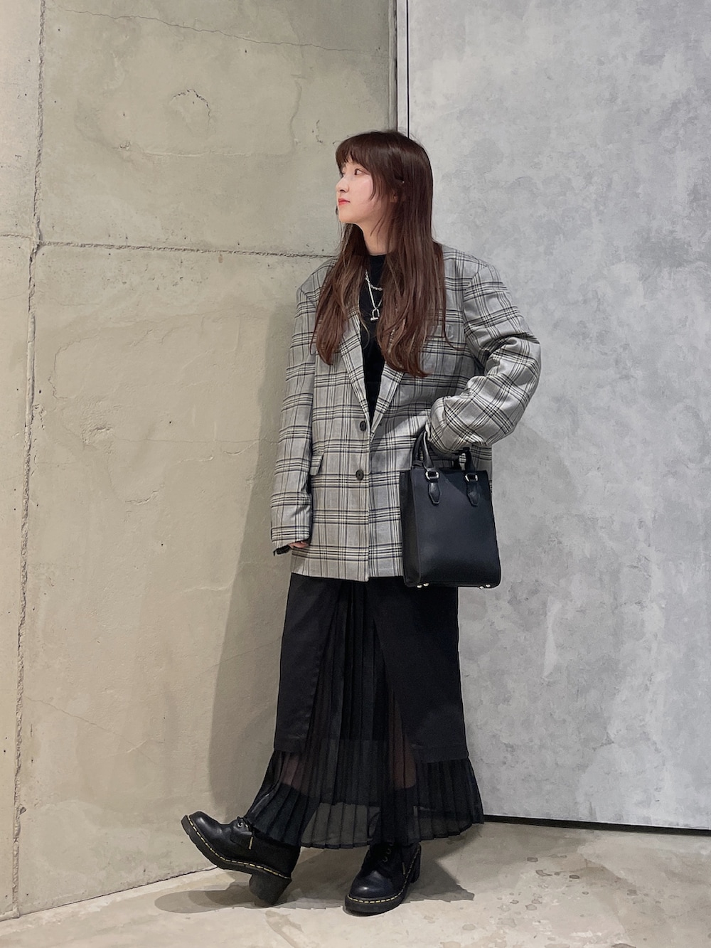 「お出かけコーデ、秋服準備はじめました、キレイめ、ジャケット、チェック、大人女子、モノトーン、デートコーデ」｜「tk.TAKEO KIKUCHIのシャックルネックレス（ネックレス、シルバー系）」を使った、MIKAさん（レディース・154cm）の秋コーディネートの2枚目の写真