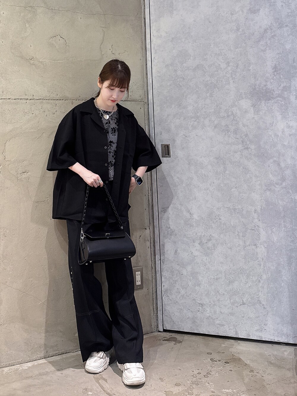 ブラック系のその他パンツ、ブラック系のショルダーバッグ、ブラック系のシャツ/ブラウスを着用したレディースの夏コーディネートの2枚目の写真