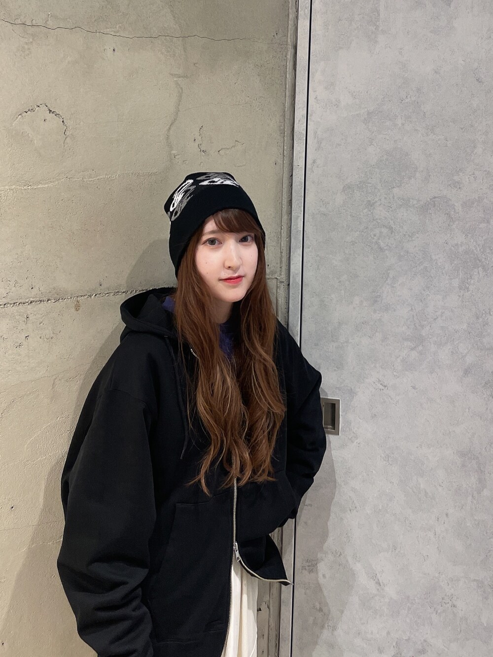 ホワイト系のカーゴパンツ、ブラック系のパーカー、ブルー系のTシャツ/カットソーを着用したレディースの秋コーディネートの3枚目の写真