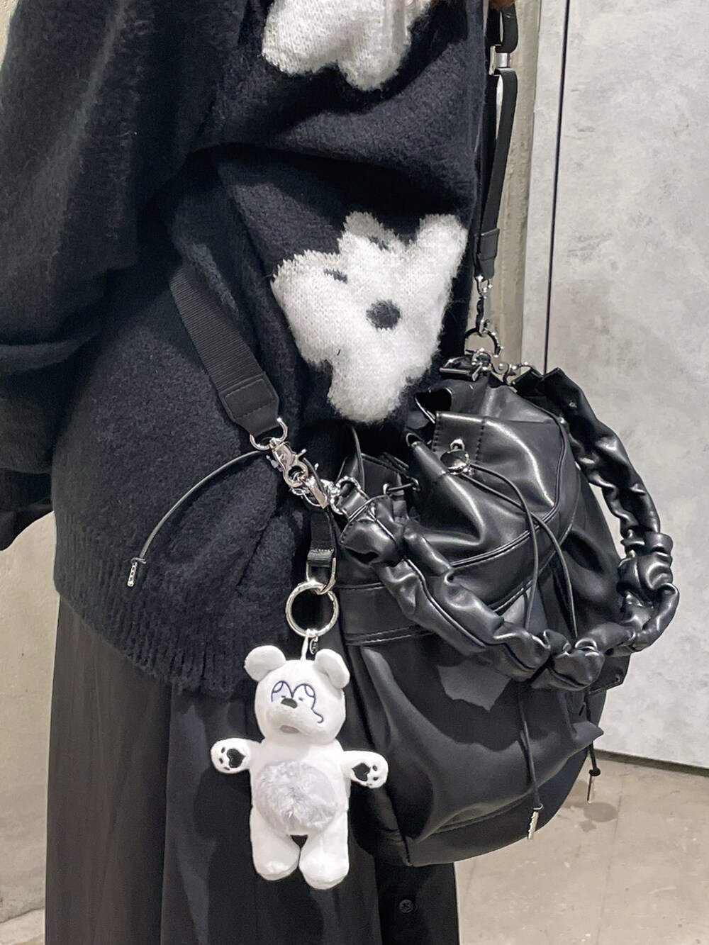 「ニット、花柄、オールブラック、モノトーン、巾着バッグ、ミニバッグ、ゆるコーデ、大人かわいい」｜「tk.TAKEO KIKUCHIのドロストヘルメットバッグ（ショルダーバッグ、ブラック系）」を使った、MIKAさん（レディース・154cm）の秋コーディネートの3枚目の写真