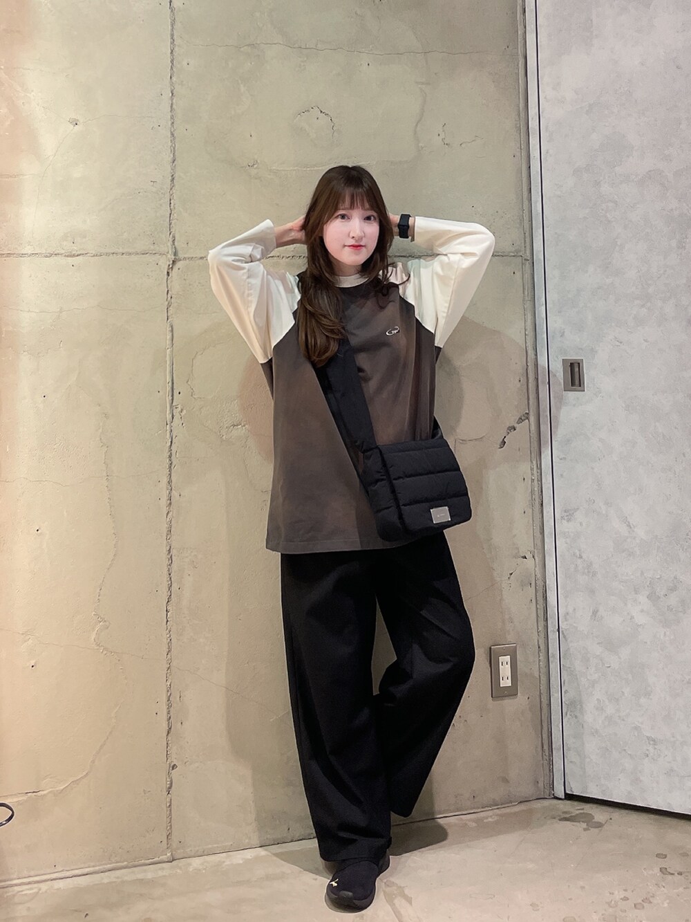 ブラウン系のTシャツ/カットソー、ブラウン系のTシャツ/カットソー、ブラック系のショルダーバッグを着用したレディースの春コーディネートの2枚目の写真