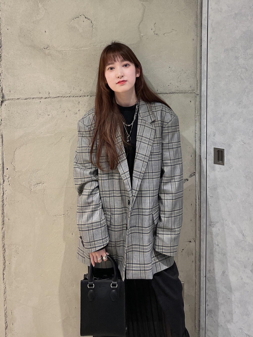 「お出かけコーデ、秋服準備はじめました、キレイめ、ジャケット、チェック、大人女子、モノトーン、デートコーデ」｜「tk.TAKEO KIKUCHIのシャックルネックレス（ネックレス、シルバー系）」を使った、MIKAさん（レディース・154cm）の秋コーディネートの3枚目の写真
